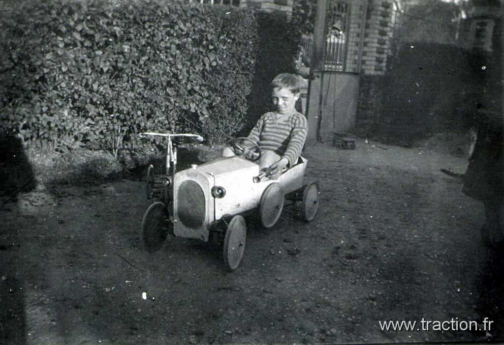 1929_00_00 0079.jpg - 00/00/1929 - VAIRES-SUR-MARNE (Seine et Marne) chez Mr et Mme LECOMTE - Raymond LÉVÊQUE